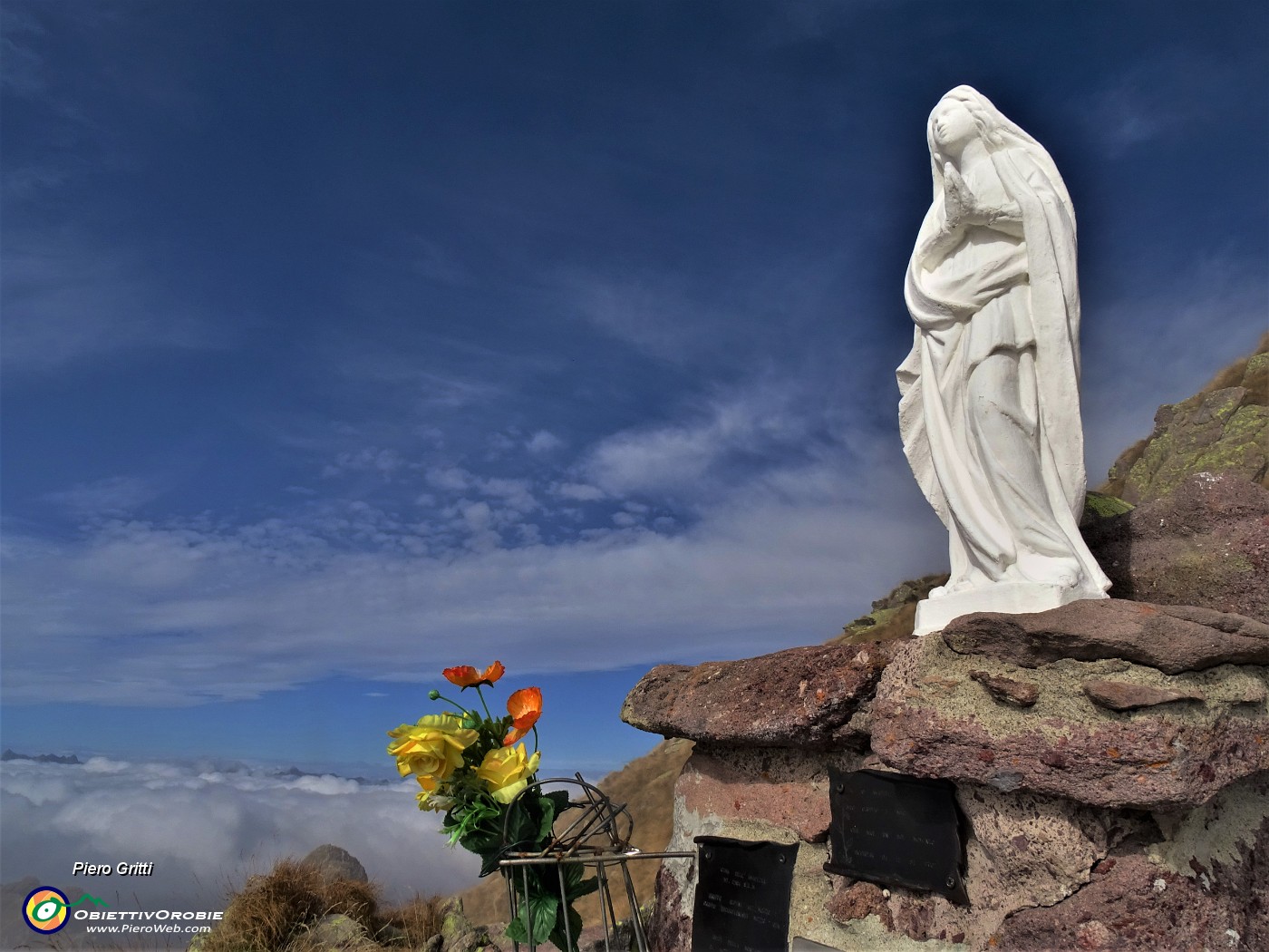 53 Un saluto e alla prossima alla bianca Madonnina del Pietra Quadra  (del G.E.M - Gruppo Esc. Mozzo ) .JPG
